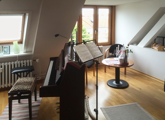 der Unterrichtsraum in Berlin mit Klavier